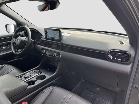 Used 2025 Honda Pilot Black Edition image 32