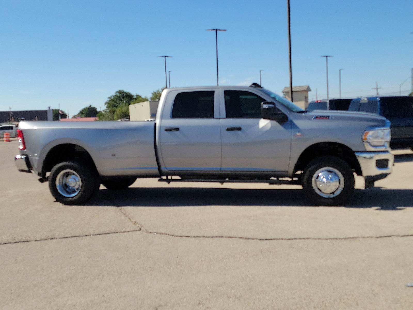 Used 2024 RAM 3500 Tradesman w/ Chrome Appearance Group AWD/4WD image 5