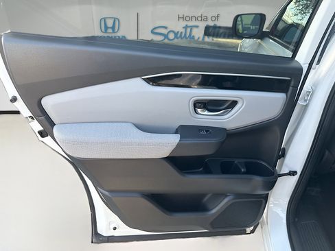 Used 2023 Honda Pilot LX image 25