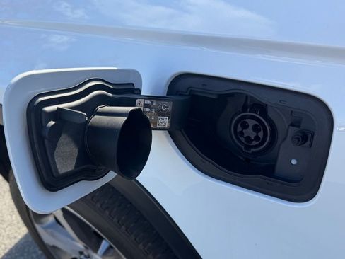 Used 2023 Jeep Grand Cherokee 4WD 4xe image 18