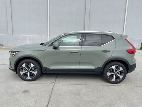 Certified 2025 Volvo XC40 B5 Plus image 2