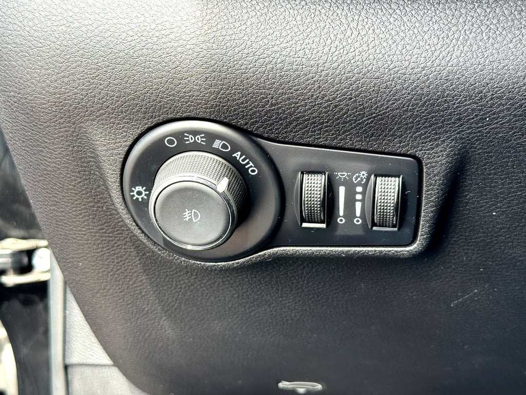 Used 2022 Jeep Compass Limited AWD/4WD image 16
