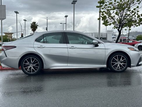 Used 2023 Toyota Camry SE FWD image 3