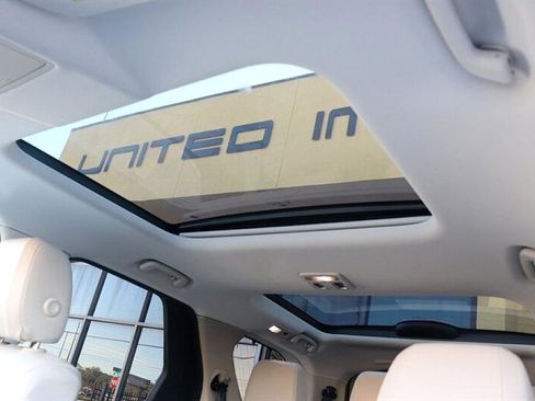 Used 2018 Land Rover Discovery SE image 43