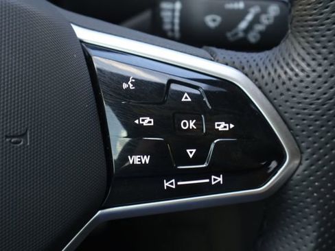 Certified 2022 Volkswagen Tiguan SE R-Line image 21