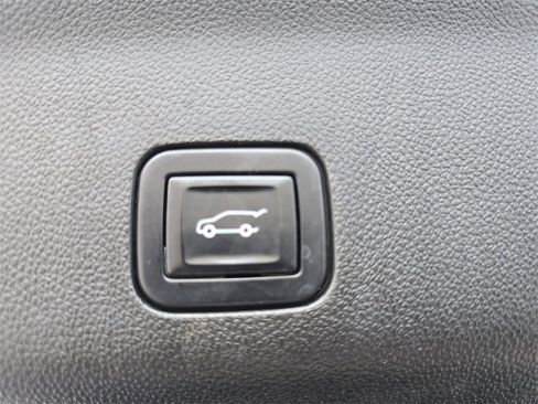 Used 2022 Chevrolet Tahoe Z71 w/ Z71 Off-Road Package image 14