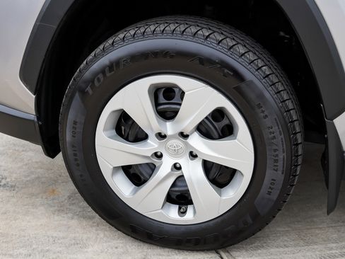 Used 2021 Toyota RAV4 LE image 12