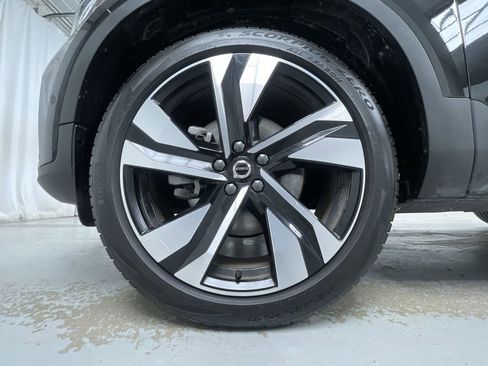Used 2025 Volvo XC40 B5 Plus image 8