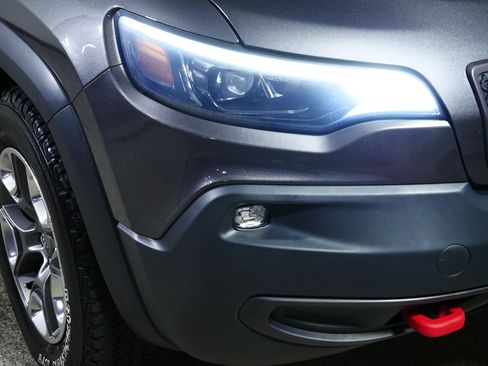 Used 2019 Jeep Cherokee Trailhawk AWD/4WD image 16