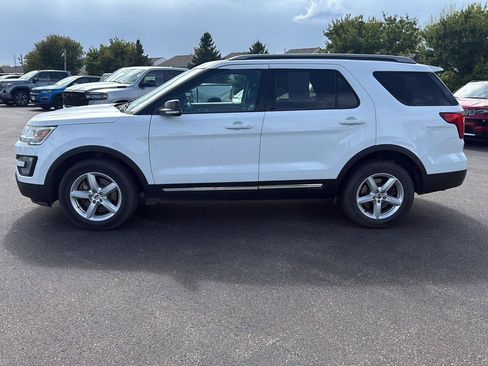 Used 2017 Ford Explorer XLT w/ Equipment Group 202A AWD/4WD image 2