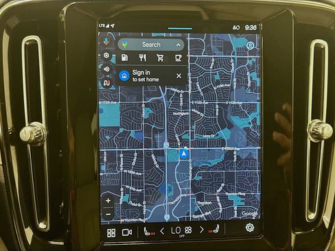 Used 2024 Volvo XC40 B5 Plus image 22