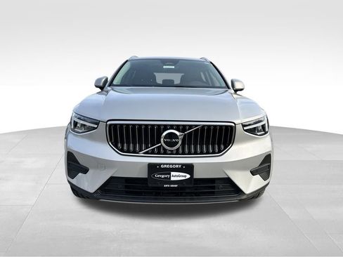 Used 2025 Volvo XC40 B5 Core image 3