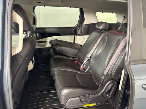 Used 2023 Kia Carnival EX FWD image 23