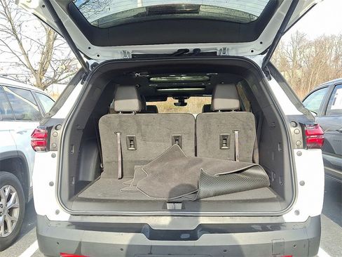 Used 2023 Chevrolet Traverse RS image 32