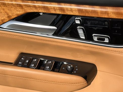 Used 2025 Jeep Grand Wagoneer Series III AWD/4WD image 17