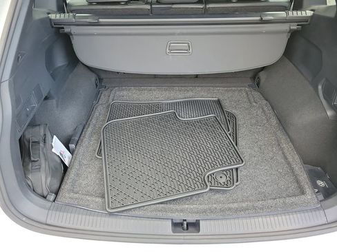 Used 2024 Volkswagen Tiguan SEL R-Line image 9