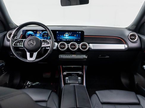 Used 2023 Mercedes-Benz GLB 250 4MATIC w/ Premium Package image 11