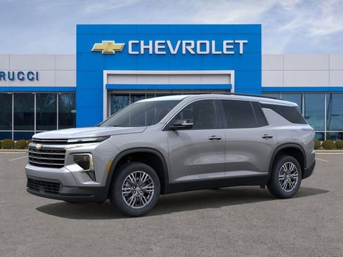 New 2026 Chevrolet Traverse LT image 2