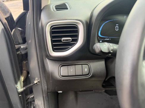 Used 2024 Hyundai Venue SEL FWD image 25