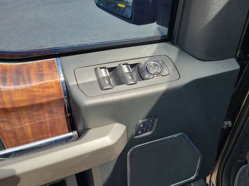 Used 2015 Ford F150 Platinum w/ Equipment Group 701A Luxury image 6