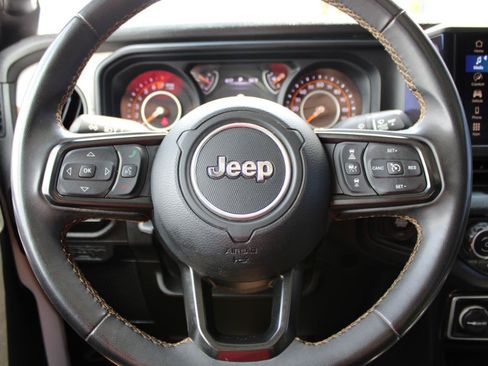 Used 2025 Jeep Gladiator Sport AWD/4WD image 17