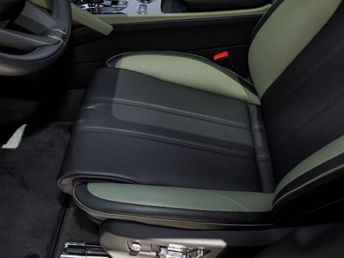 Used 2024 Bentley Bentayga image 44