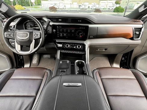 Used 2024 GMC Sierra 2500 Denali image 4