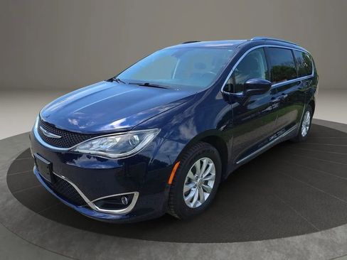 Used 2018 Chrysler Pacifica Touring-L w/ Advanced Safetytec Group FWD image 2
