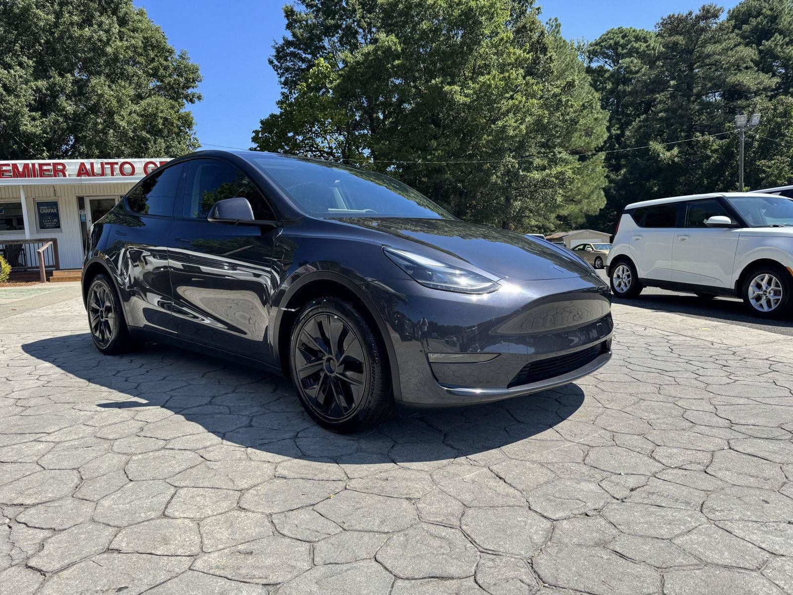 Used 2024 Tesla Model Y Long Range AWD/4WD image 1