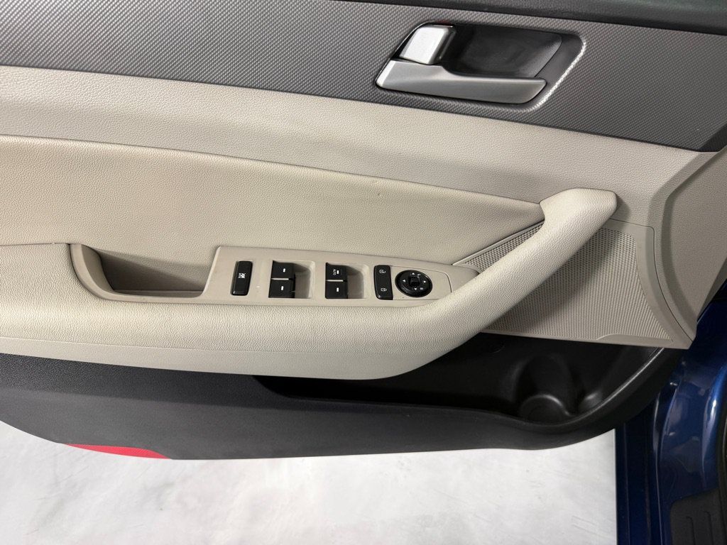 Used 2015 Hyundai Sonata SE w/ Option Group 09 FWD image 11