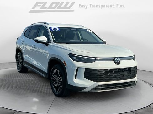 Certified 2025 Volkswagen Tiguan S w/ 18" Wheel Package image 1