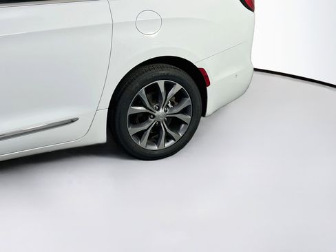 Used 2017 Chrysler Pacifica Limited w/ UConnect Theater Package image 33