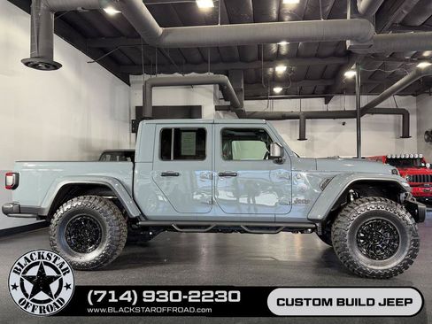 Used 2025 Jeep Gladiator Mojave AWD/4WD image 1
