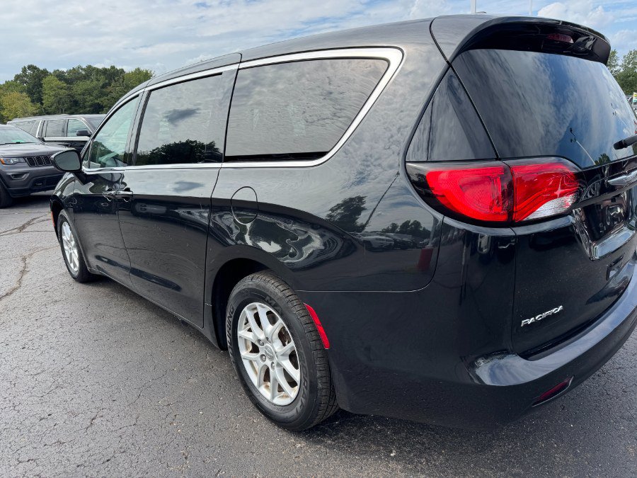 Used 2017 Chrysler Pacifica Touring FWD image 10