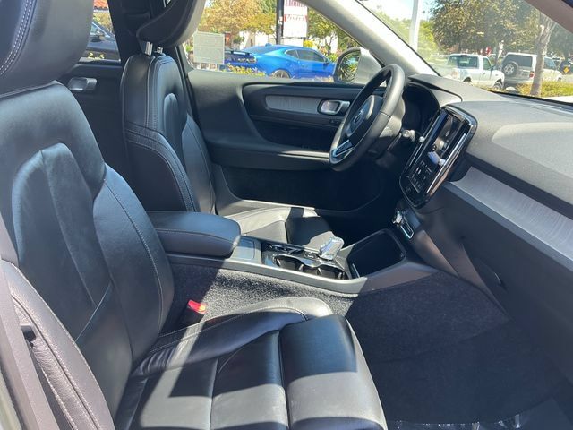 Used 2023 Volvo XC40 B5 Ultimate w/ Protection Package Premier AWD/4WD image 32