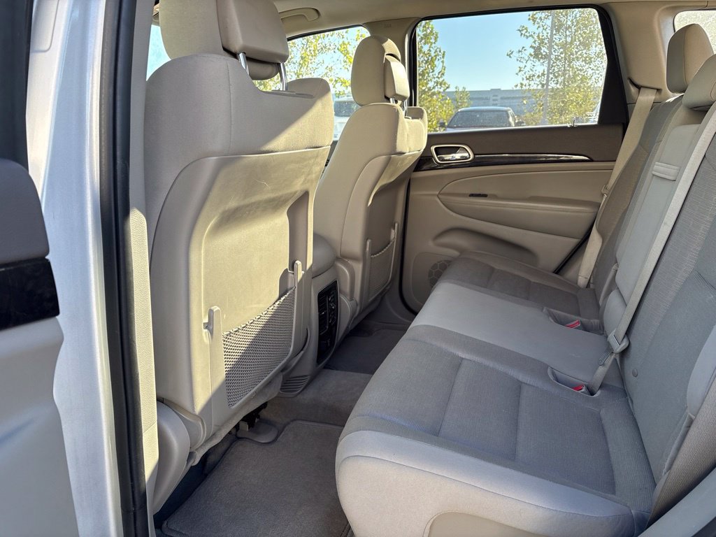Used 2012 Jeep Grand Cherokee Laredo w/ Laredo E Group AWD/4WD image 18