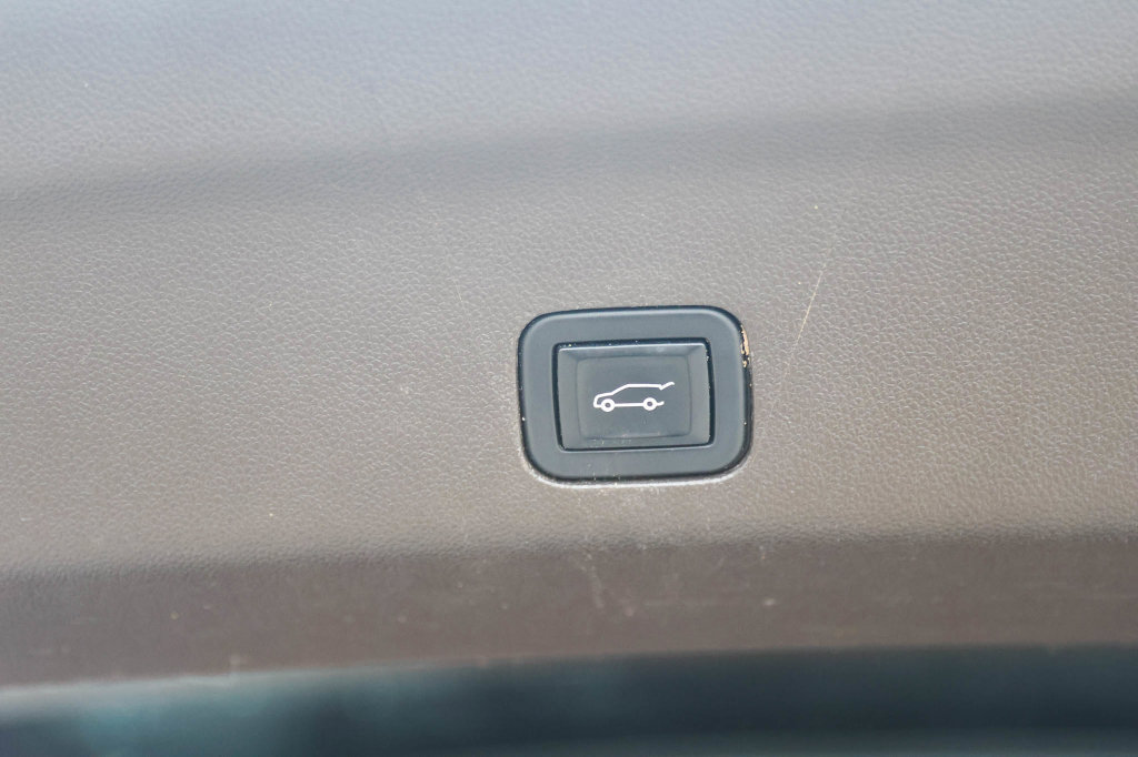 Used 2023 Cadillac Escalade Premium Luxury RWD image 9