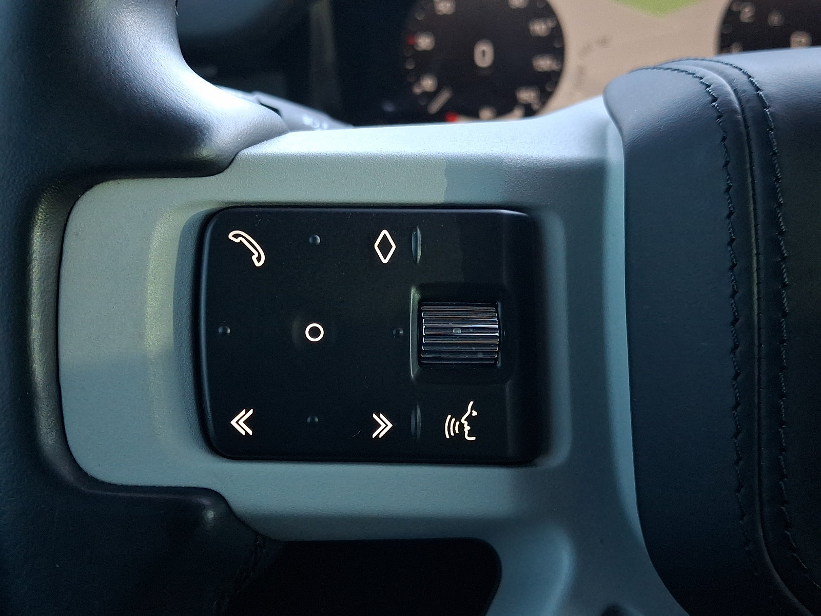 Used 2023 Land Rover Defender 130 X-Dynamic SE AWD/4WD image 19