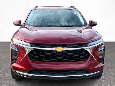 Used 2024 Chevrolet Trax LT w/ Sunroof Package image 3