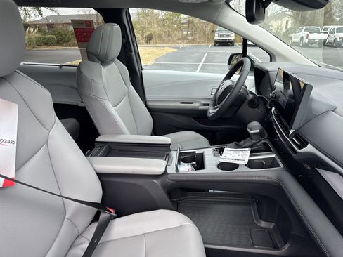New 2026 Toyota Sienna XLE image 33