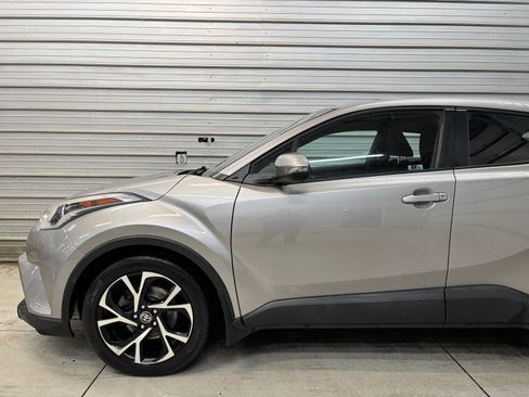 Used 2018 Toyota C-HR XLE FWD image 3