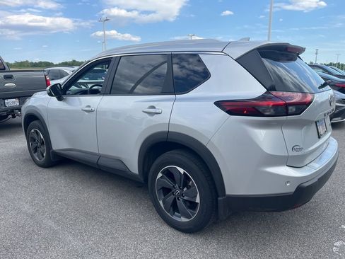 Used 2024 Nissan Rogue SV w/ SV Premium Package FWD image 2