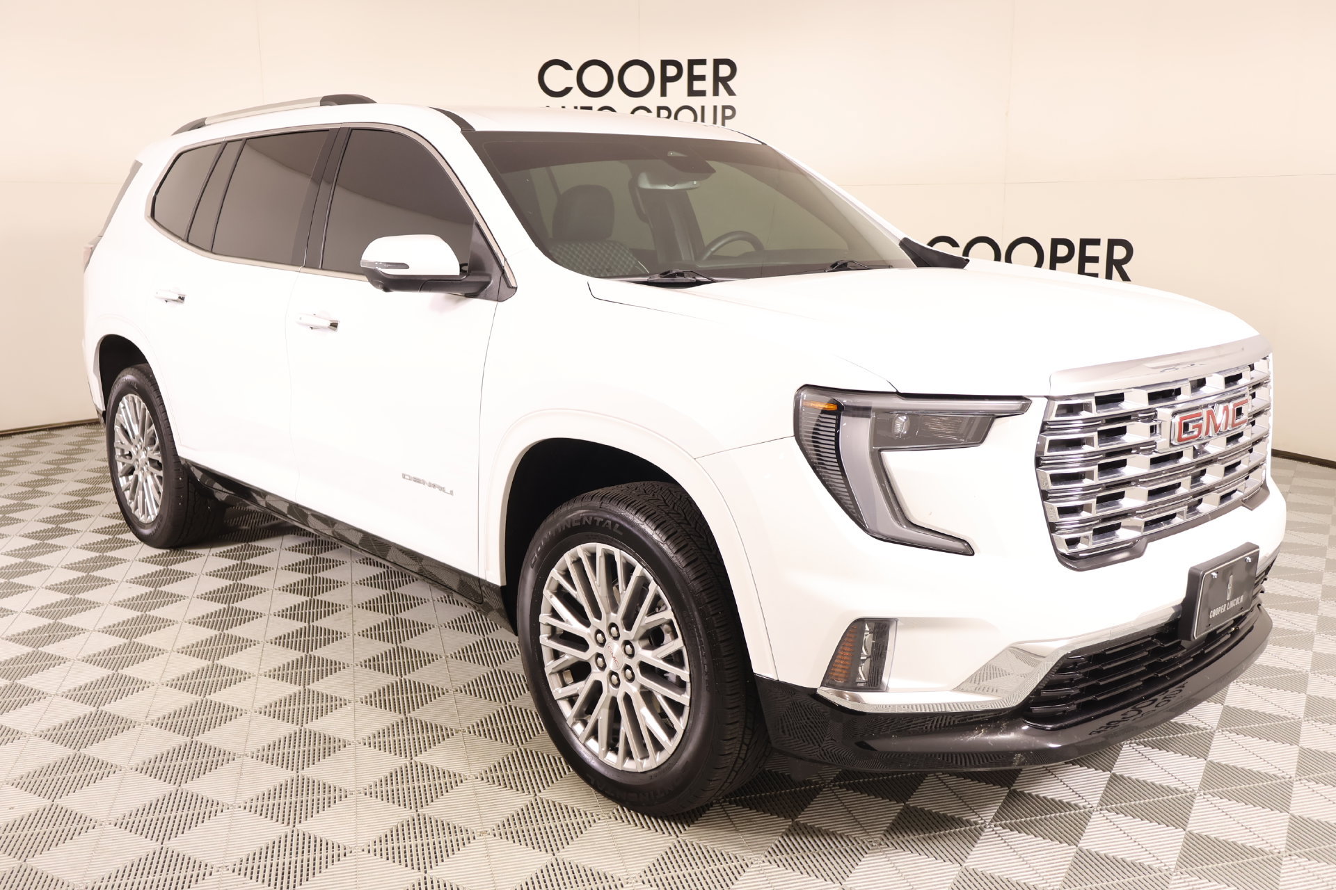 Used 2025 GMC Acadia Denali FWD image 1