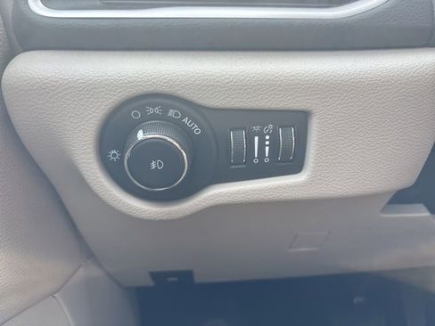 Used 2023 Chrysler Pacifica Touring-L image 25