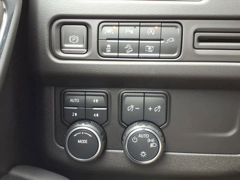 Used 2022 Chevrolet Tahoe Z71 w/ Luxury Package image 23