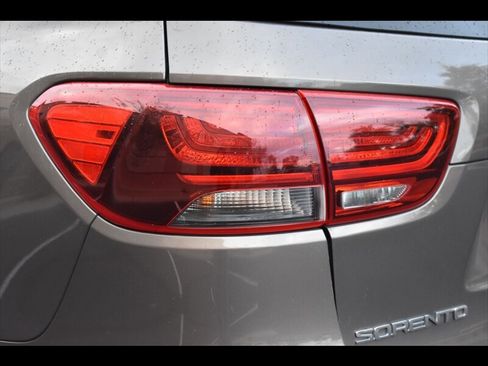 Used 2019 Kia Sorento LX image 50