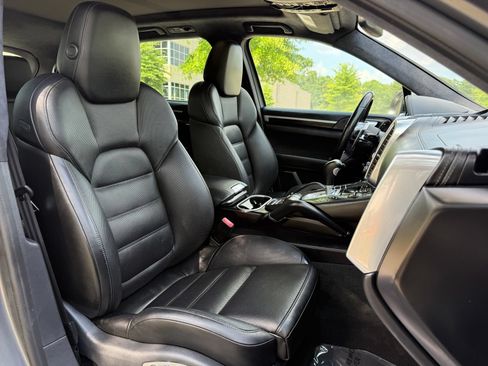 Used 2016 Porsche Cayenne Turbo AWD/4WD image 36