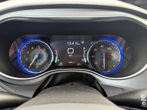 Used 2025 Chrysler Pacifica Limited FWD image 9