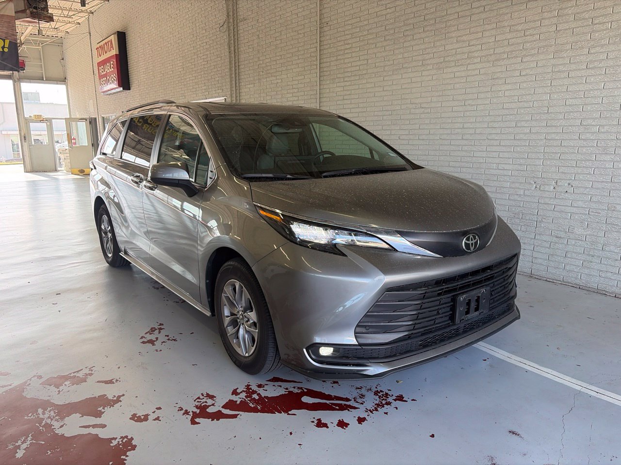 Used 2026 Toyota Sienna XLE FWD image 1