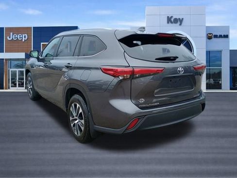 Used 2023 Toyota Highlander XLE AWD/4WD image 3